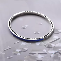 Srebrna bransoletka bangle w kolorze niebieskim z cyrkoniami sześciennymi | PANDORA