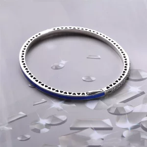 Srebrna bransoletka bangle w kolorze niebieskim z cyrkoniami sześciennymi | PANDORA