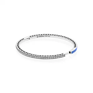 Srebrna bransoletka bangle w kolorze niebieskim z cyrkoniami sześciennymi | PANDORA