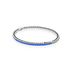 Srebrna bransoletka bangle w kolorze niebieskim z cyrkoniami sześciennymi | PANDORA