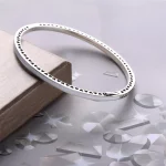 Srebrna bransoletka bangle w kolorze perłowym z cyrkoniami sześciennymi | PANDORA
