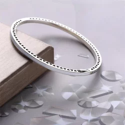 Srebrna bransoletka bangle w kolorze perłowym z cyrkoniami sześciennymi | PANDORA