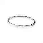 Srebrna bransoletka bangle w kolorze perłowym z cyrkoniami sześciennymi | PANDORA