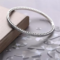 Srebrna bransoletka bangle w kolorze różowym z cyrkoniami sześciennymi | PANDORA