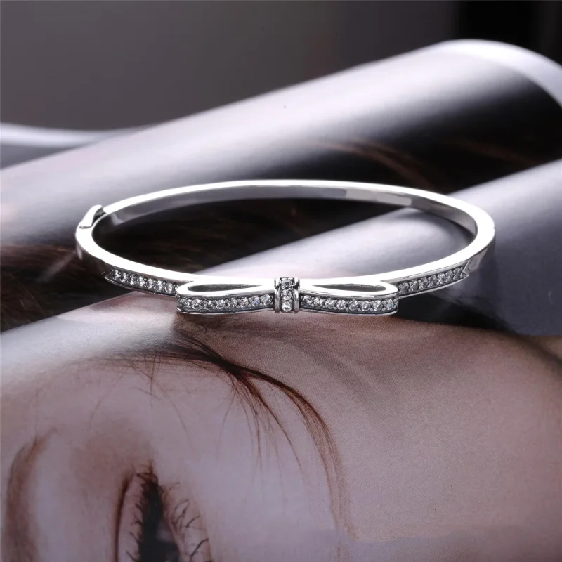 (zdjęcie do) Srebrna bransoletka bangle z kokardą z cyrkoniami sześciennymi | PANDORA - Wyświetl 3