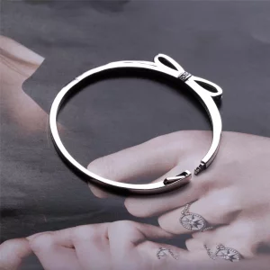 Srebrna bransoletka bangle z kokardą z cyrkoniami sześciennymi | PANDORA