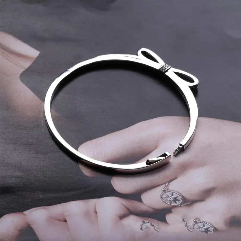(zdjęcie do) Srebrna bransoletka bangle z kokardą z cyrkoniami sześciennymi | PANDORA - Wyświetl 4