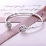 Srebrne branzoletki bangle z logo PANDORA