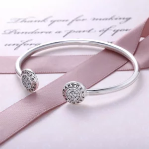 Srebrne branzoletki bangle z logo PANDORA