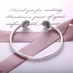 Srebrne branzoletki bangle z logo PANDORA