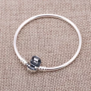 Srebrna bransoletka bangle ESSENCE - Pandora PL