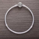 Srebrna bransoletka Moments z zapięciem z logo PANDORA z 14k złot - Pandora PL