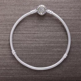 Srebrna bransoletka Moments z zapięciem z logo PANDORA z 14k złot - Pandora PL