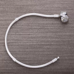 Srebrna bransoletka Moments z zapięciem z logo PANDORA z 14k złot - Pandora PL