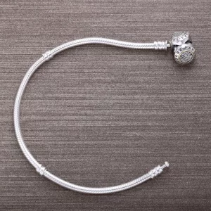 Srebrna bransoletka Moments z zapięciem z logo PANDORA z 14k złot - Pandora PL