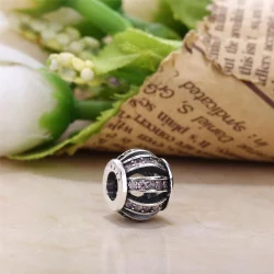 Biała ażurowa baryłka Pavé - 791115CZ - Charmsy | PANDORA