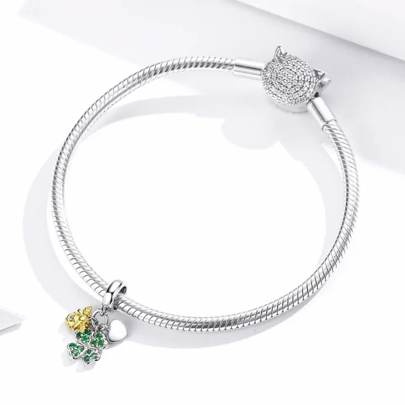 (zdjęcie do) Zawieszka Typu Pandora Dwutonową Koniczyna z pszczołą - BSC303 - Wyświetl 3