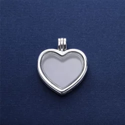 Petite Memories z otwieranym medalionem w kształcie serca | PANDORA
