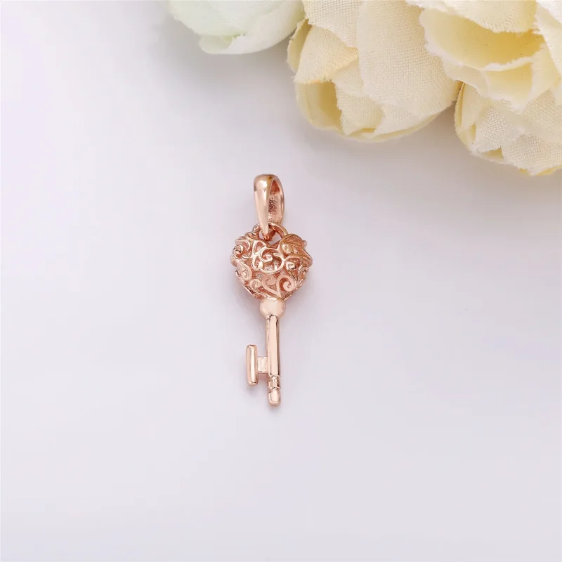 (zdjęcie do) Zawieszka Klucz Regal, Pandora Rose - Wyświetl 3