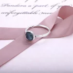 Srebrny pierścionek na marzec, jasnobłękitny kryształ - Pandora PL