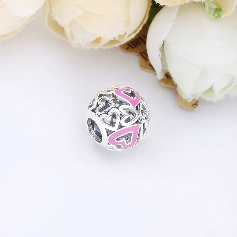 (zdjęcie do) Ażurowy charms Pandora z różowym asymetrycznym sercem 798677C01 - Wyświetl 4