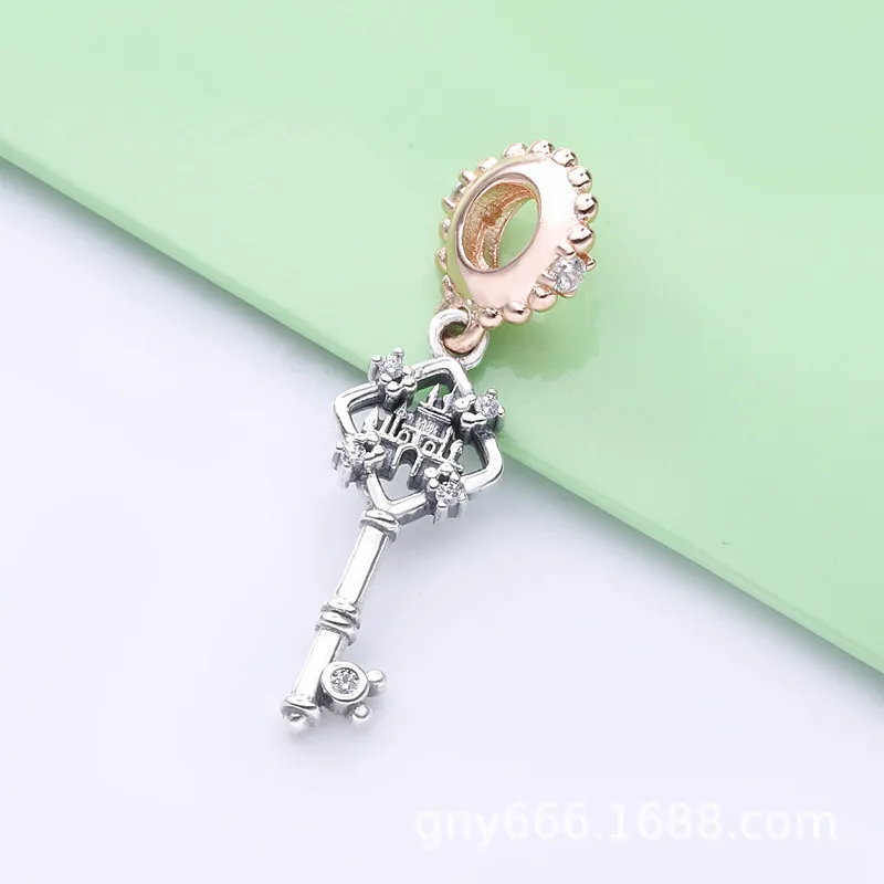 (zdjęcie do) Disney Parks, Lśniący różowy zawieszka Pandora Klucz 788226CZ - Wyświetl 2