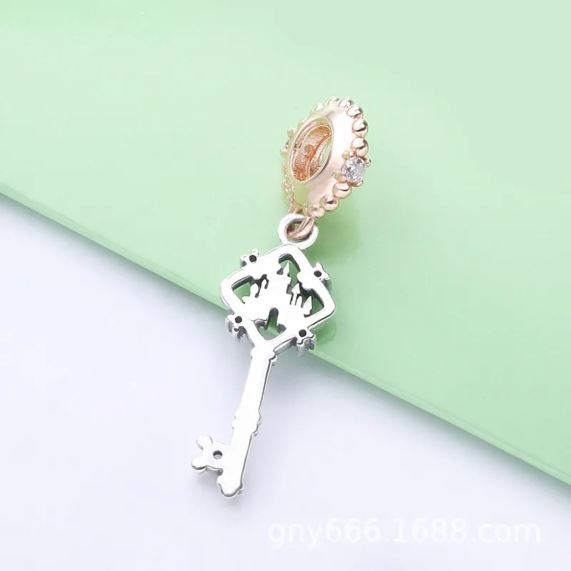 (zdjęcie do) Disney Parks, Lśniący różowy zawieszka Pandora Klucz 788226CZ - Wyświetl 3