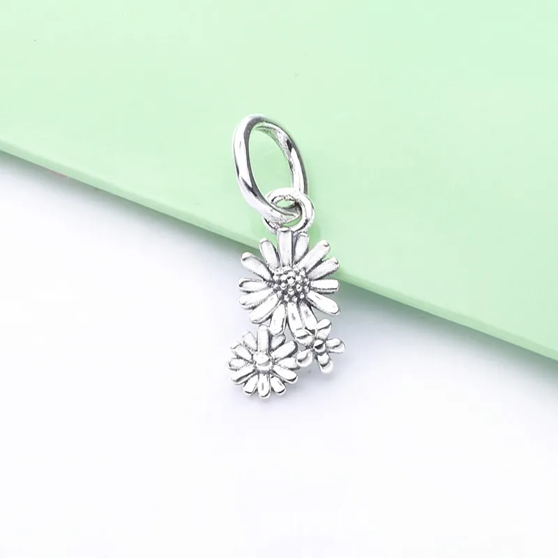 (zdjęcie do) Zawieszka Pandora Bukiet różowych stokrotek 798819C00 - Wyświetl 2