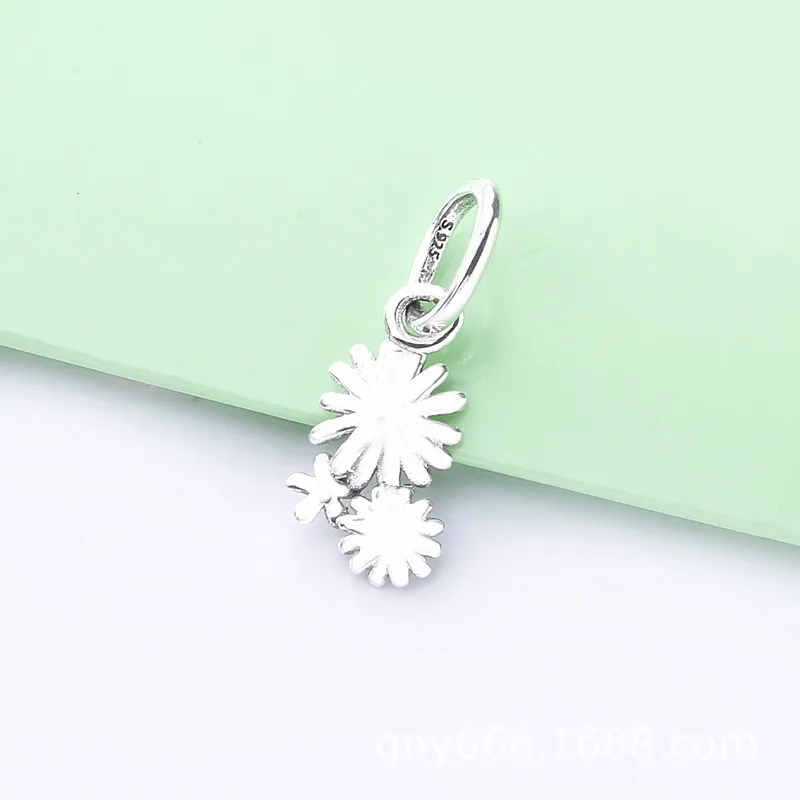 (zdjęcie do) Zawieszka Pandora Bukiet różowych stokrotek 798819C00 - Wyświetl 3